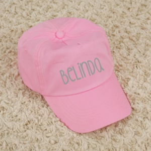 Diseno sin titulo 2021 09 12T125309.887 300x300 - Gorra Rosa Personalizada (nombre)