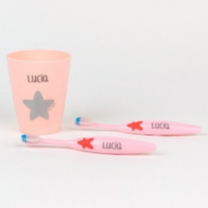 Diseno sin titulo 2021 11 07T135412.815 300x300 - Set 2 Cepillos de Dientes y Vasito Personalizado Rosa